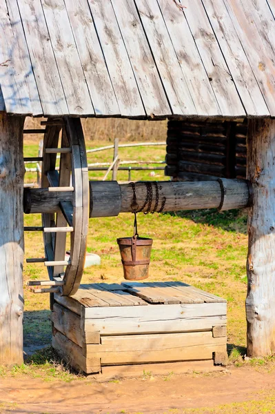 Veralteter Holzbrunnen mit großem Rad — Stockfoto