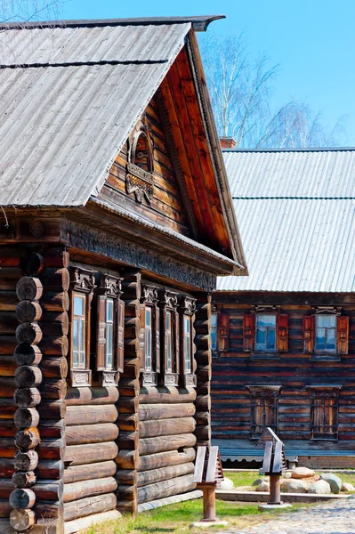 Eski stil içinde Rus ahşap kulübe — Stok fotoğraf