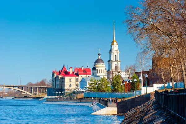 Hermoso paseo marítimo ciudad rusa de Rybinsk —  Fotos de Stock