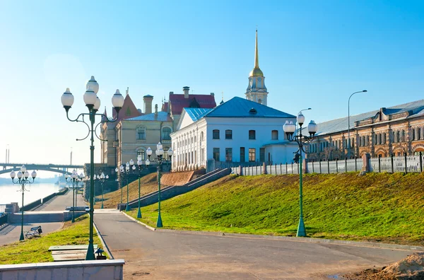 Formiddagstur sommerdag i byen Rybinsk i Russland – stockfoto