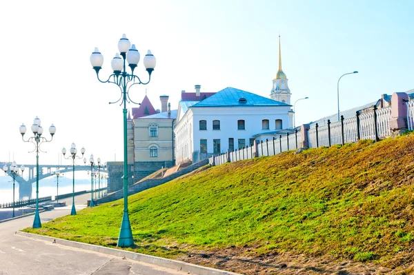 Prázdné nábřeží města rybinsk brzy ráno — Stock fotografie