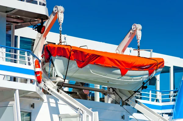 Canot de sauvetage accroché à un grand bateau — Photo