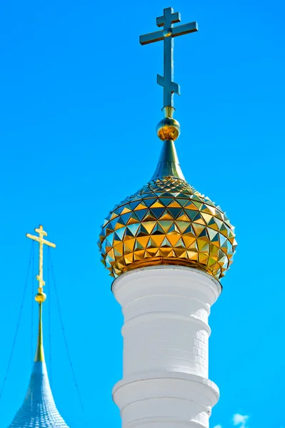 Kilisenin altın kubbesi mavi gökyüzüne karşı — Stok fotoğraf