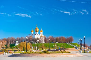 bir tepede park yaroslavl içinde güzel Ortodoks Kilisesi