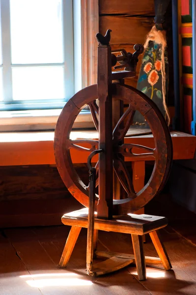 Wooden spinning installation in a cottage — Stock Photo, Image