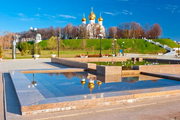 Iglesia blanca pura en una colina en Yaroslavl — Foto de Stock