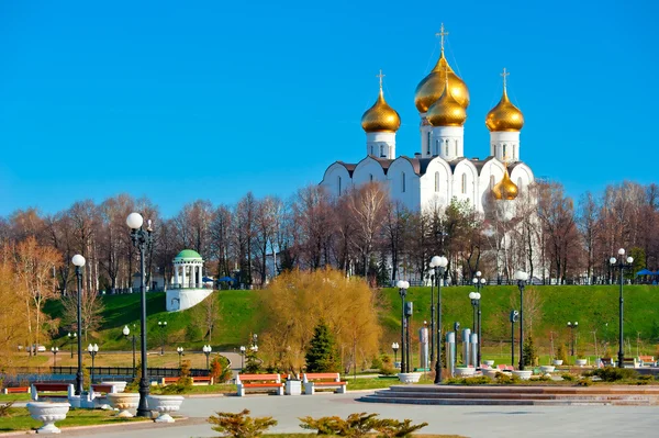 Kathedrale aus weißem Stein mit goldenen Kuppeln auf dem Hügel — Stockfoto