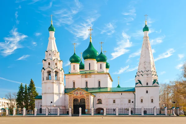 Krásný pravoslavná církev v Jaroslavli na náměstí — Stock fotografie