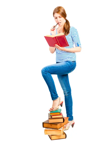 Murid perempuan membaca buku dengan hati-hati — Stok Foto