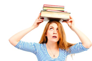 yığın kitap başının üzerinde tutan güzel bir kız