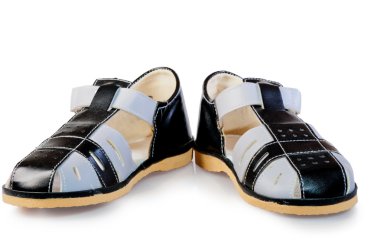 Beyaz adam izole çocuklar için deri sandalet çifti