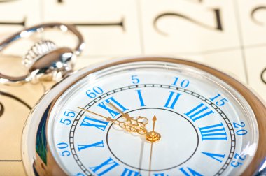 altın eller ve takvim closeup ile gümüş izle