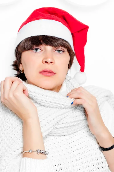 Morena encantadora em boné Papai Noel — Fotografia de Stock