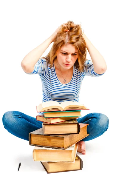 Κουρασμένος φοιτητής που ασχολούνται με την ανάγνωση της λογοτεχνίας — Φωτογραφία Αρχείου