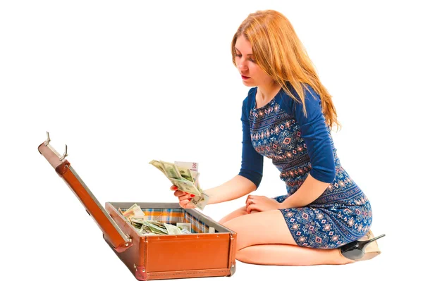 Hermosa chica con maleta retro llena de dinero — Foto de Stock