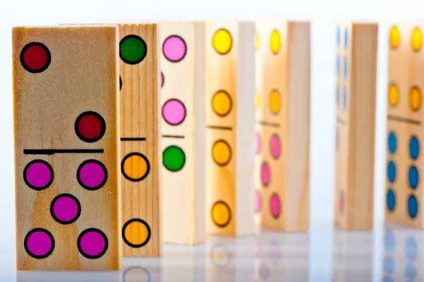 Детские деревянные домино с цветными точками — стоковое фото
