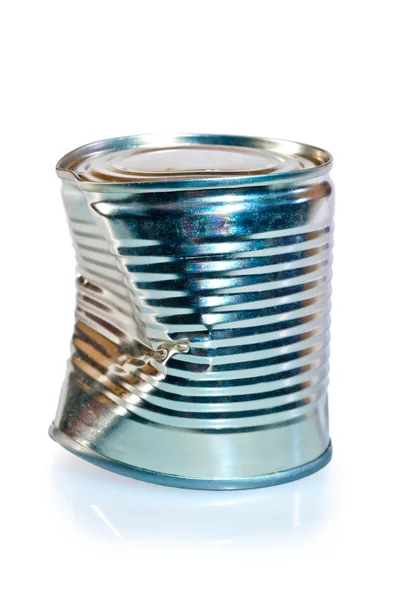 白い背景の上のしわくちゃの金属缶 — ストック写真