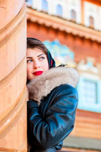 Hermosa mujer rusa mirando hacia otro lado —  Fotos de Stock
