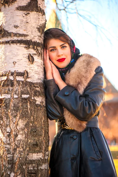 Menina russa bonita perto de vidoeiro — Fotografia de Stock