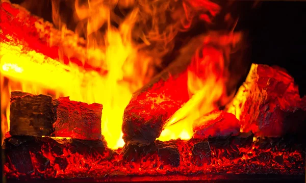 Раскаленные угли в огненном макро — стоковое фото