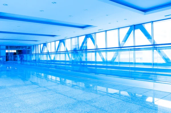 Estructura del pasillo con paredes de vidrio en azul —  Fotos de Stock