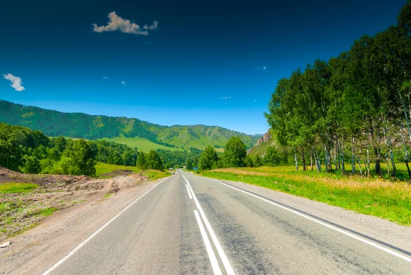 Ruta del automóvil suave que pasa en terreno montañoso —  Fotos de Stock