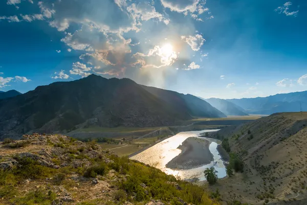 Soleil brillant au-dessus de la vallée de la rivière Katun, Altaï — Photo