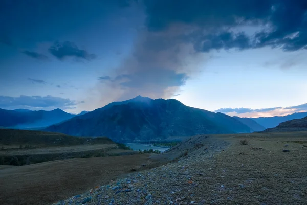 Paisaje nocturno de las montañas de Altai, Rusia — Foto de Stock