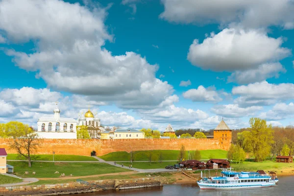 Вид на Новгородский Кремль в солнечный день — стоковое фото