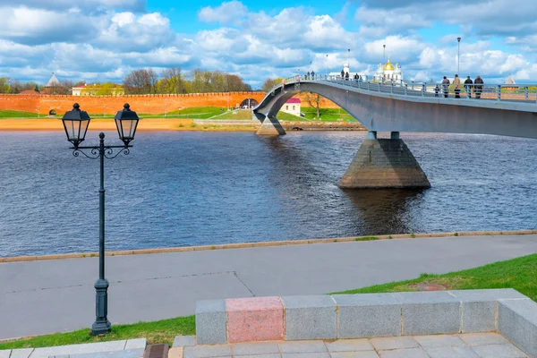 Pedestrian bridge across the river leads to the Kremlin — Stock Photo, Image