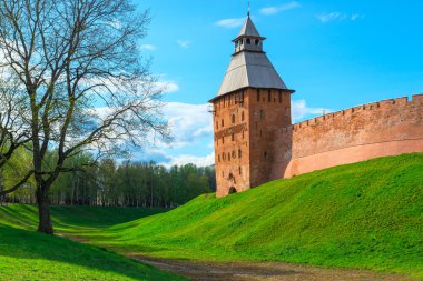 Novgorod kremlin Kulesi şehrin yukarısındaki