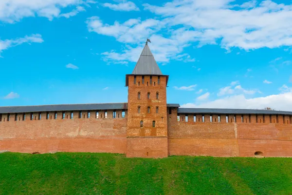 Kule ve novgorod kremlin duvarı redbrick