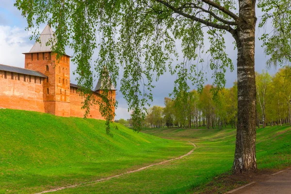 Část zdi Kremlu Velikij Novgorod s věží — Stock fotografie