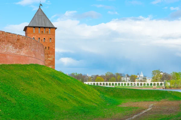 Kulesi Kremlin ve yaroslavdvorische görünümü. Veliky novgorod