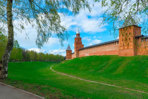 Cremlino di Novgorod sulla montagna e sul fossato — Foto Stock