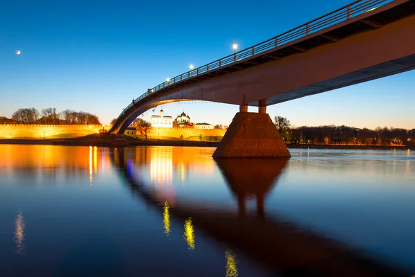 Nacht foto van de bridge met uitzicht op het kremlin van novgorod — Stockfoto