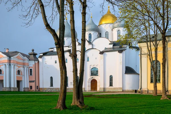 Chiesa ortodossa in pietra bianca sul territorio del Novgorod Kre — Foto Stock