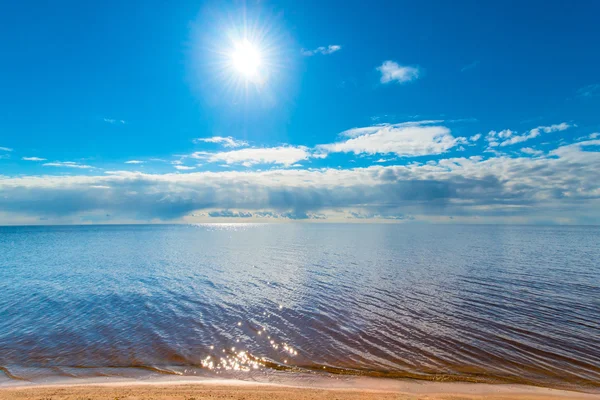 Enorme lago tranquilo e o sol brilhante — Fotografia de Stock