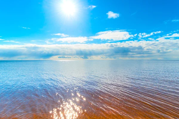 Reflejo del sol en la superficie del agua — Foto de Stock