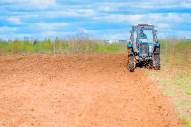 Bahar sürülmüş alana traktör