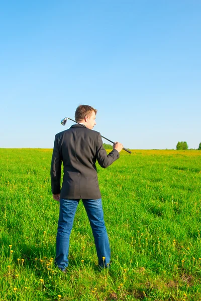 Forretningsmann med golfkølle på banen – stockfoto