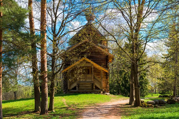 Belle église en bois dans une forêt — Photo