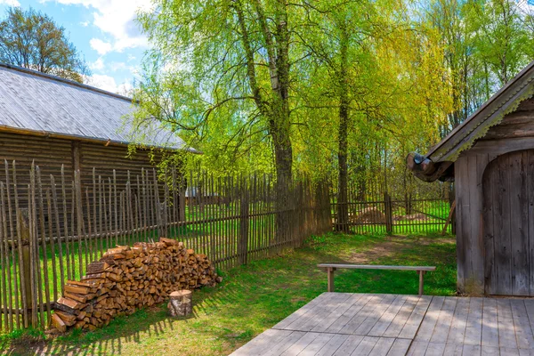 Palisade rund um das Bauernhaus und ein Haufen Brennholz — Stockfoto