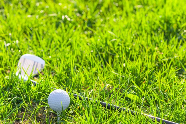 Gramado verde e adereços de golfe — Fotografia de Stock