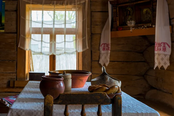Peralatan kayu di atas meja hut Rusia — Stok Foto