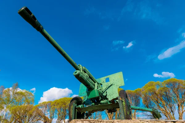 Památník vojenských zbraní proti obloze — Stock fotografie