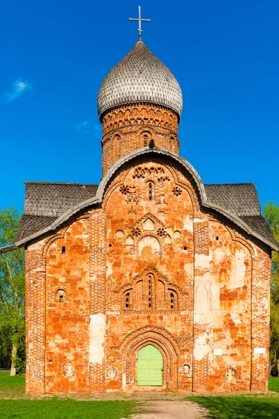 Kaunis punainen tiili kirkko, ortodoksinen — kuvapankkivalokuva