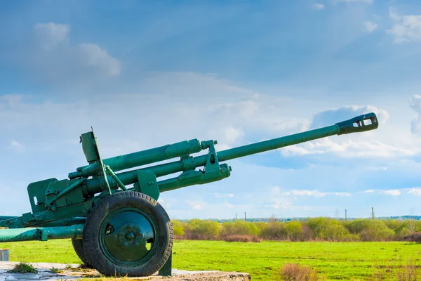 Pomnik wojskowej broni przeciwko niebo — Zdjęcie stockowe