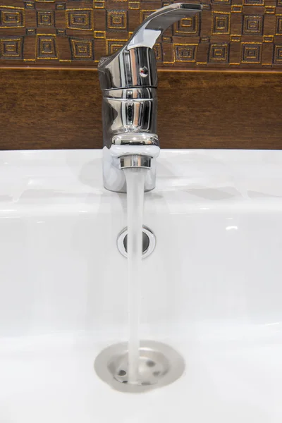 Perde acqua dal rubinetto nella fogna — Foto Stock