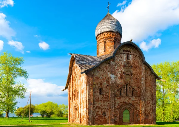 Ortodoxa tegelkyrka i veliky novgorod — Stockfoto